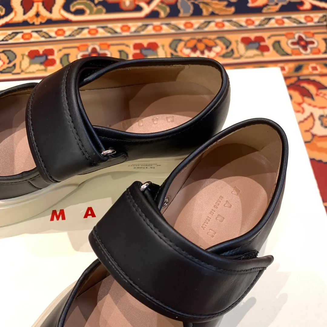 👟👟Ex-factory price 480👟👟 Marni Marni large-toe thick-soled Mary Jane shoes Marni is an independent designer brand from Italy. It has quickly become another big dark horse in the international fashion industry. Zhao Lusi and Song Zuer have the same Velcro large-toe shoes. It took 2 and a half months to purchase 5 pairs of originals, cut them open, open the bottom mold, decide on the materials, and tried again and again, and changed again and again. At present, the material, shape, lines, and outsole are almost the same as the original ones. Even the smell of cowhide is the same, so our shoes never put fragrance in them. The original cowhide smell is unique. 🐂Fabric: imported Bengal cowhide, matte and textured 🐂Inner: semi-matte cowhide, zero color difference 🐂Outsole: Original molded TU👟👟Ex-factory price➕👟👟Ex-factory price U foam 🪄Number of codes: 35 36 37 38 39 40